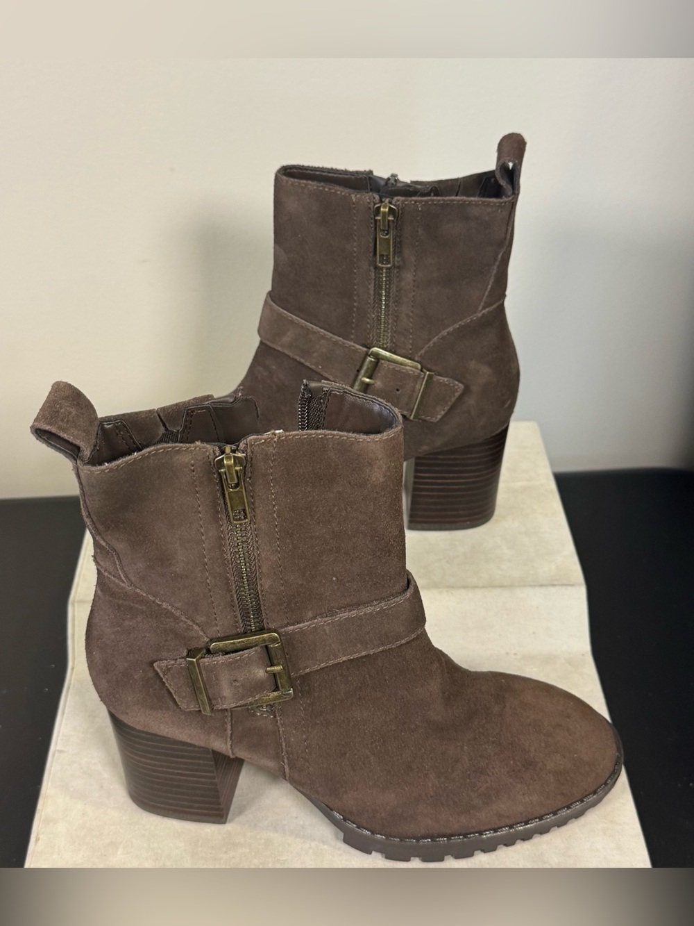 Blondo Brown Suede Buckle Block-Heel Booties, size 6, NWOT - Picture 2 of 6